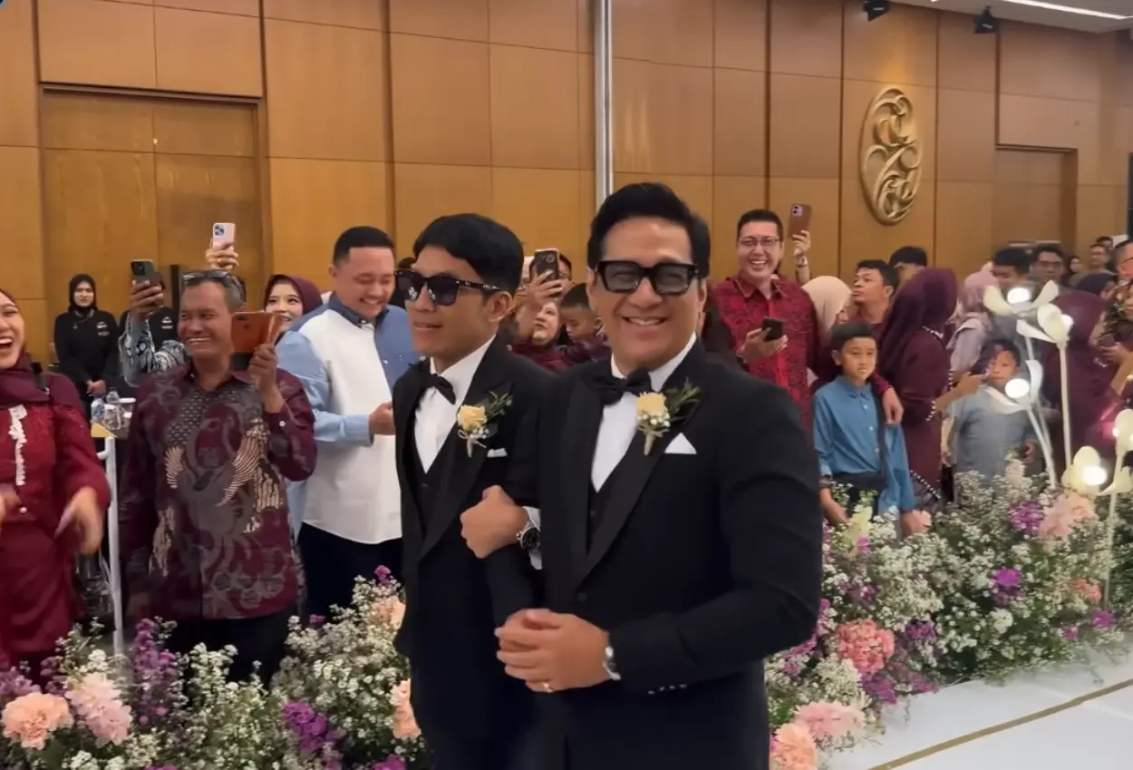 Andre taulany dan desta gandengan jadi groomsmen di pernikahan boiyen