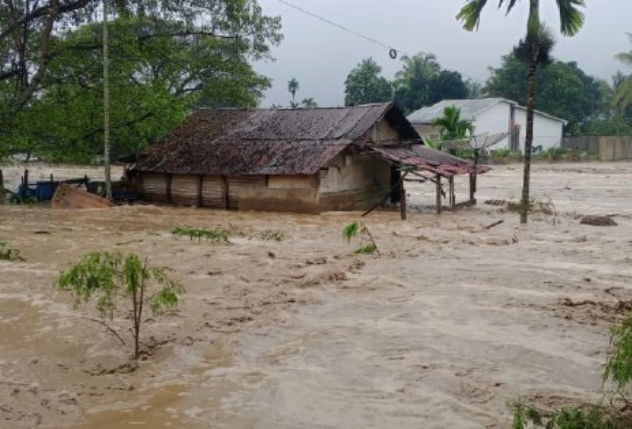 Banjir aceh terjang 16 kabupatenkota, 20.759 warga mengungsi dan 1 warga hilang terseret arus