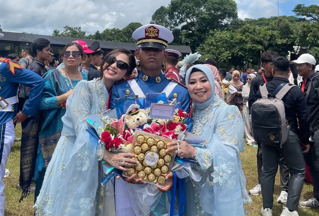 Dewi perssik bagikan momen bahagia saat anak angkatnya lolos akmil