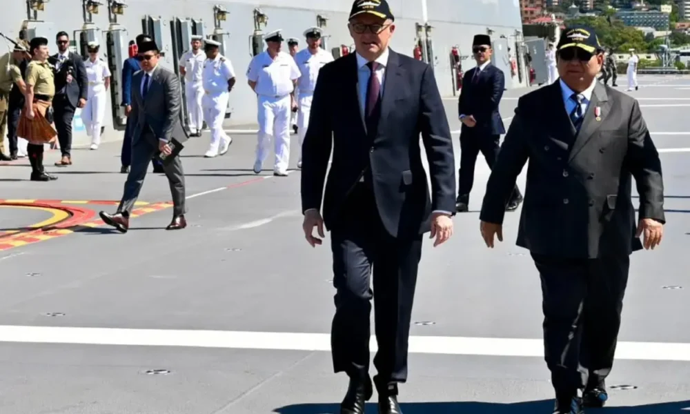 Didampingi pm australia, prabowo tinjau kapal perang hmas canberra