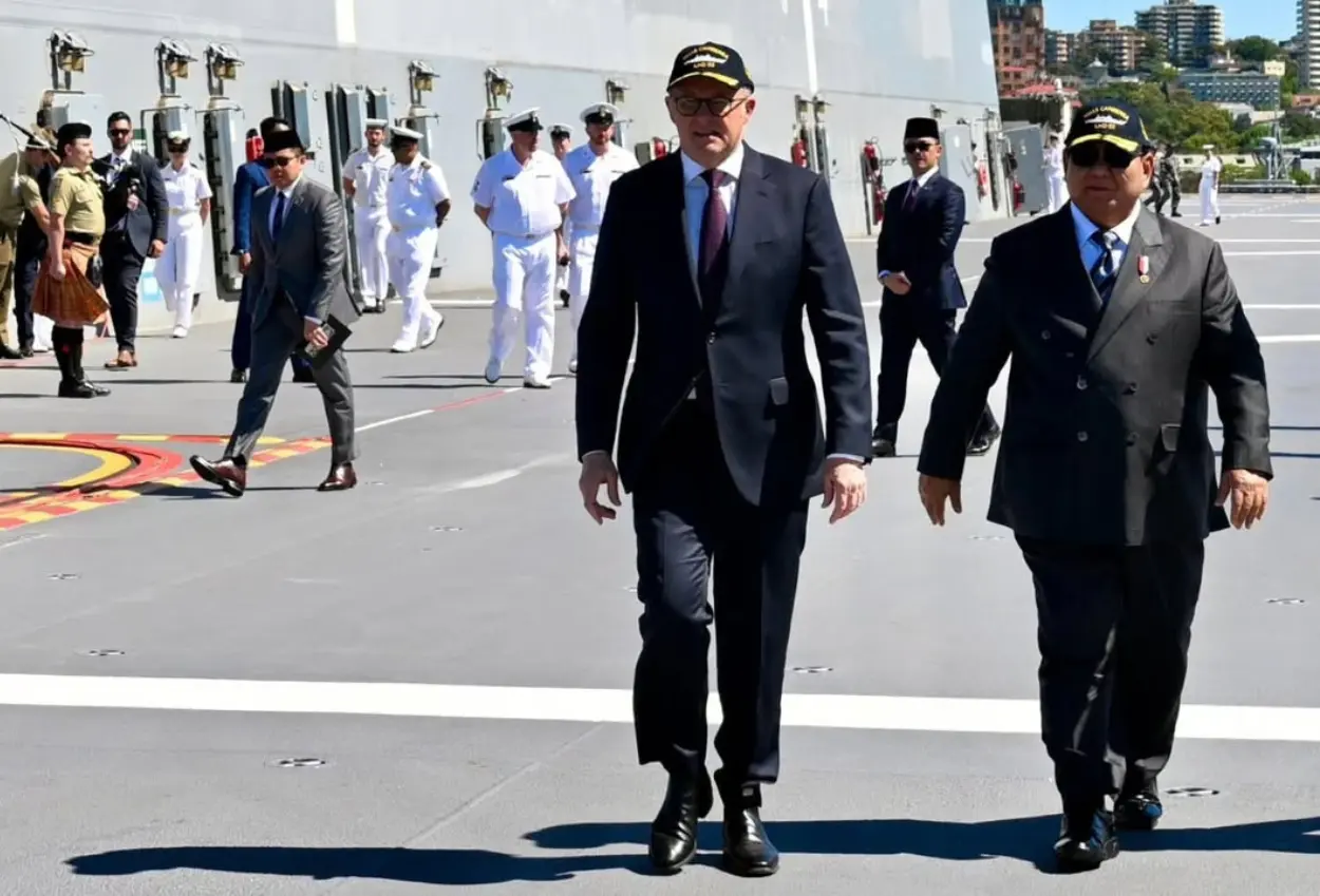 Didampingi pm australia, prabowo tinjau kapal perang hmas canberra