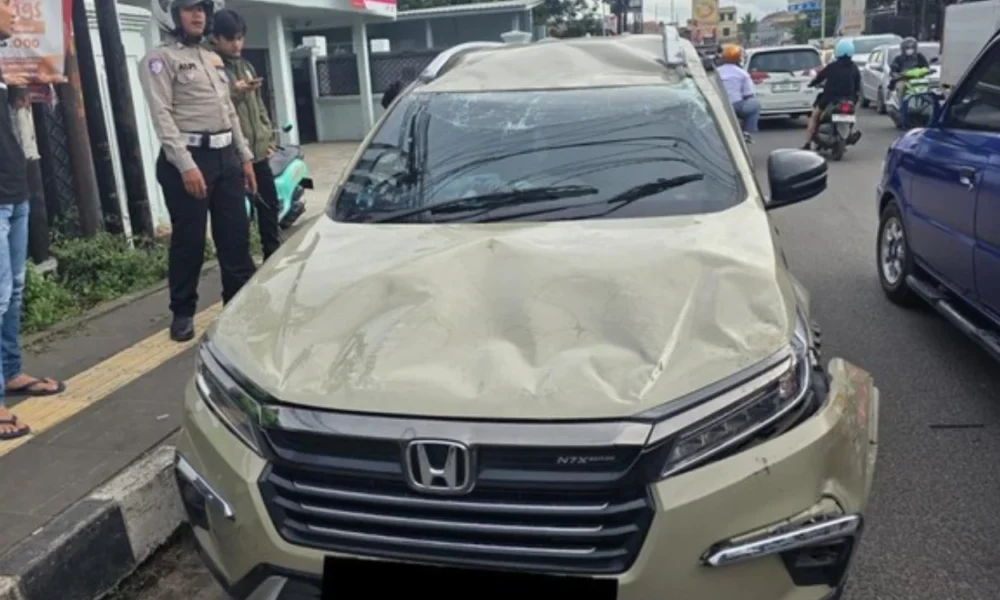 Dikejar dan diteriaki mesum, mobil yang disopiri siswa sma terguling hingga ringsek