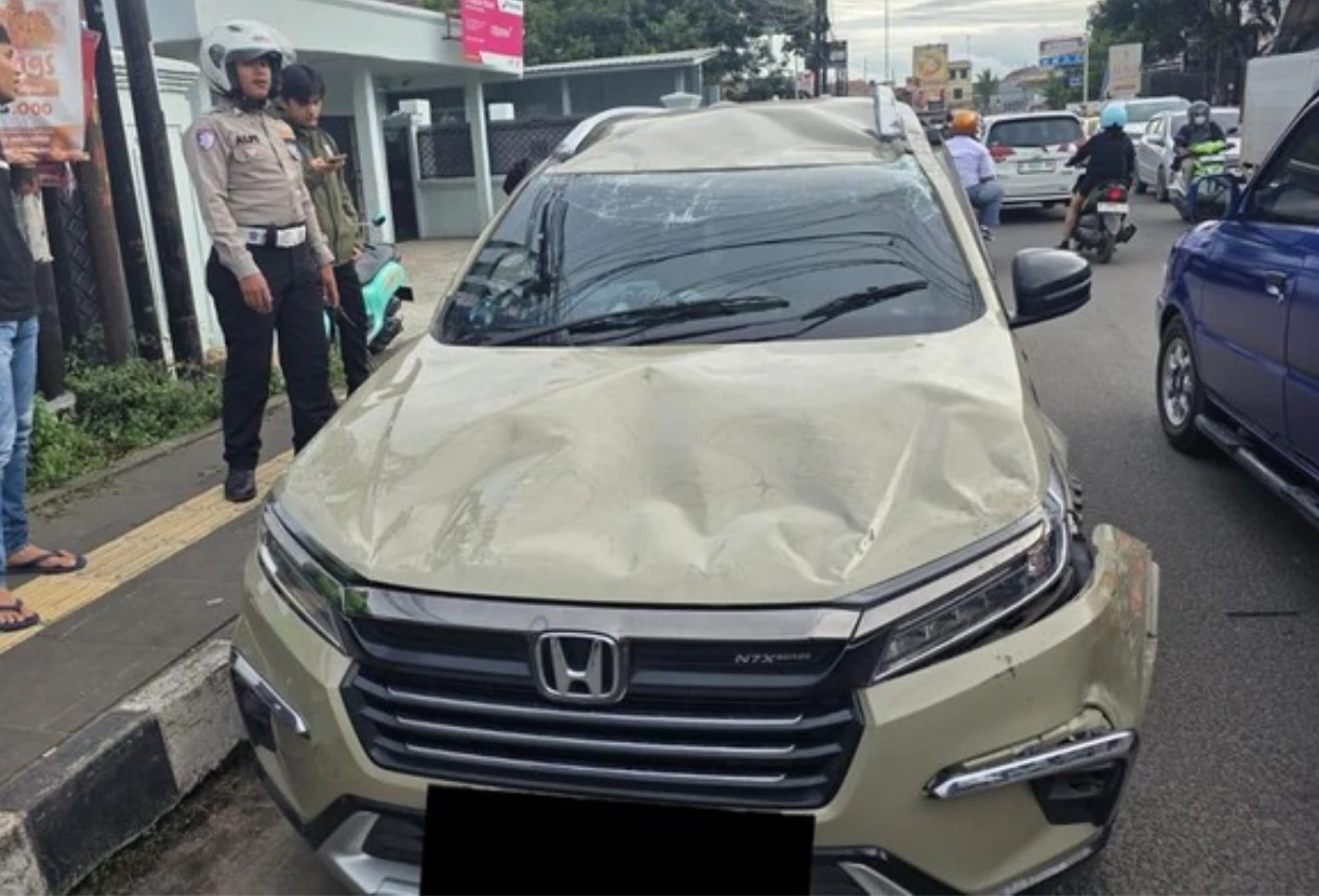 Dikejar dan diteriaki mesum, mobil yang disopiri siswa sma terguling hingga ringsek