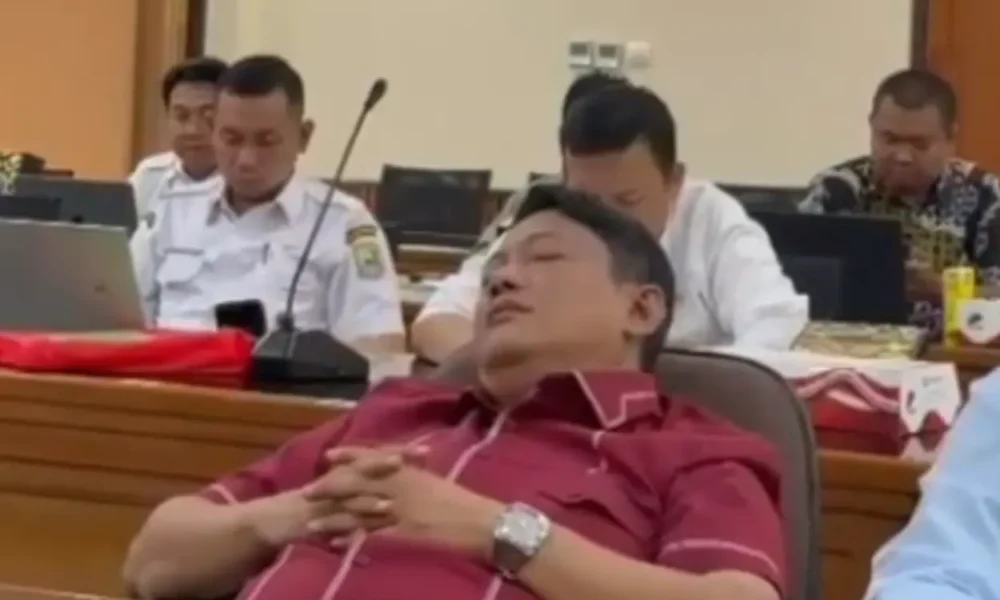 Dirut pdam bekasi keciduk tidur pulas di ruang rapat