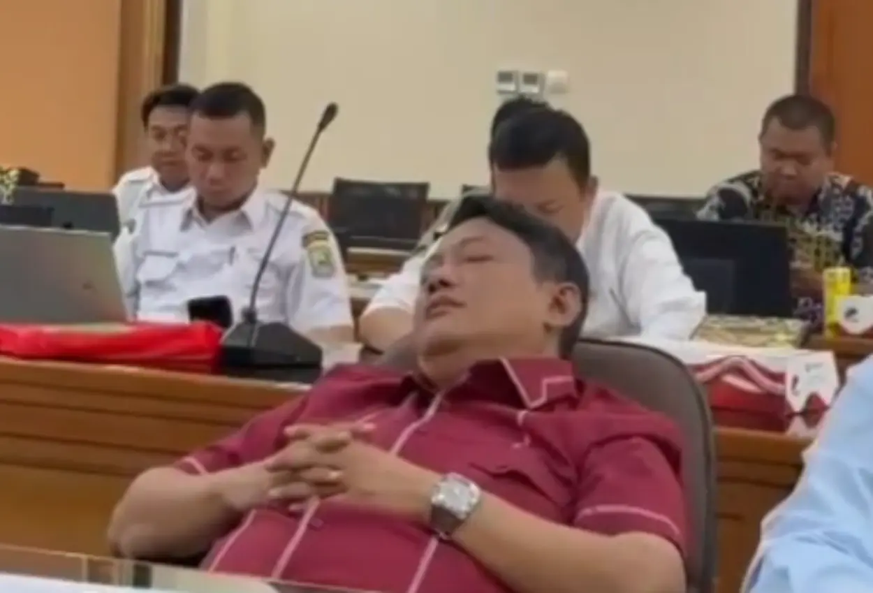 Dirut pdam bekasi keciduk tidur pulas di ruang rapat