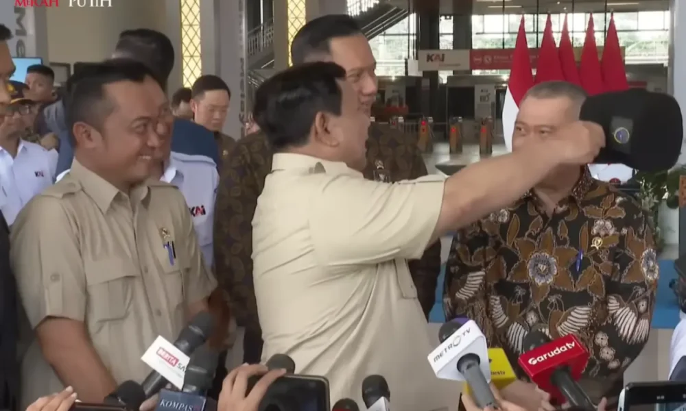 Guyon cek kondisi, prabowo buka topi menhub hingga tunjuk rambut mensesneg yang mulai menipis