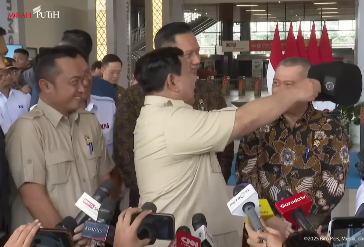 Guyon cek kondisi, prabowo buka topi menhub hingga tunjuk rambut mensesneg yang mulai menipis
