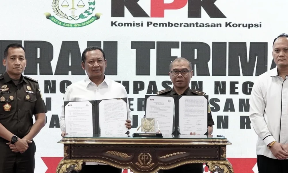 Kpk serahkan rampasan aset rafael alun senilai rp19,7 miliar ke kejagung