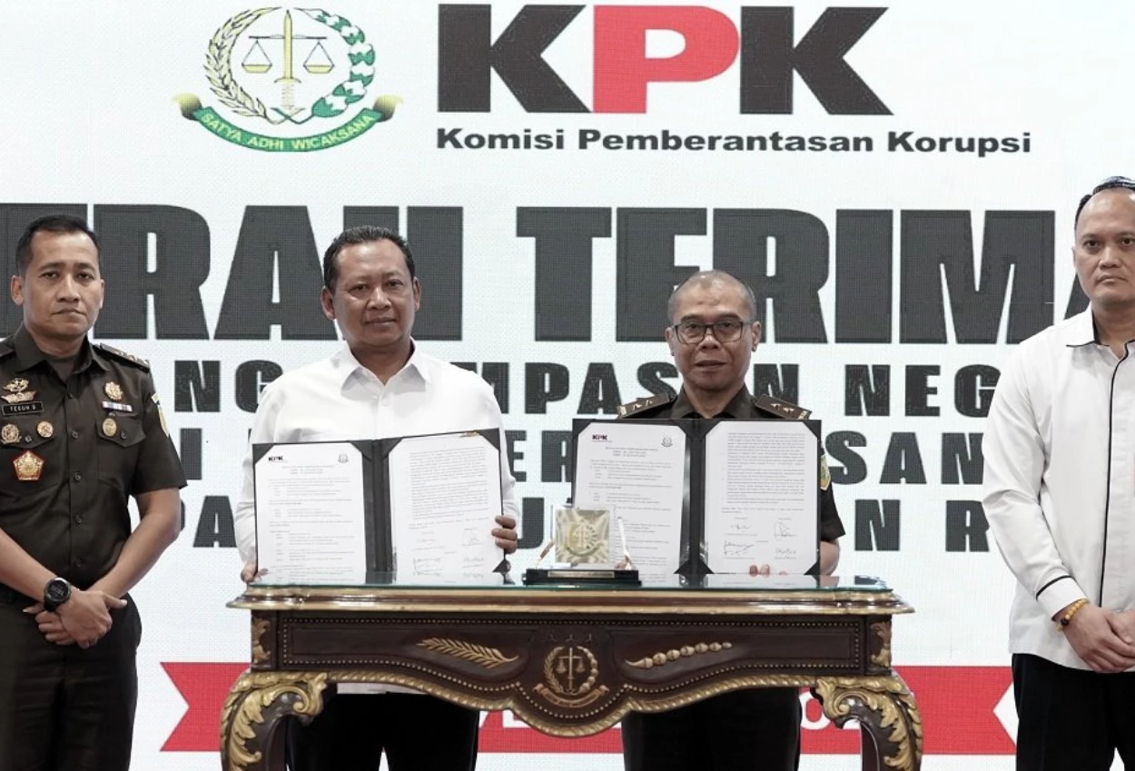 Kpk serahkan rampasan aset rafael alun senilai rp19,7 miliar ke kejagung