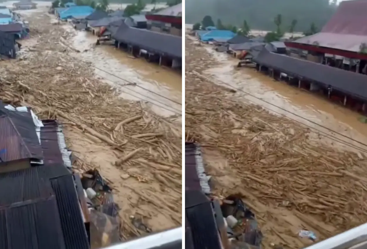 Kayu gelondongan hanyut saat banjir bandang di sumut