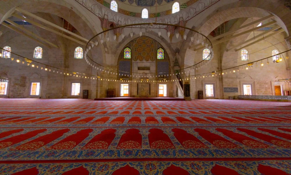 Khutbah jumat 21 november 2025 mengokohkan iman di tengah cuaca ekstrem dan tantangan hidup