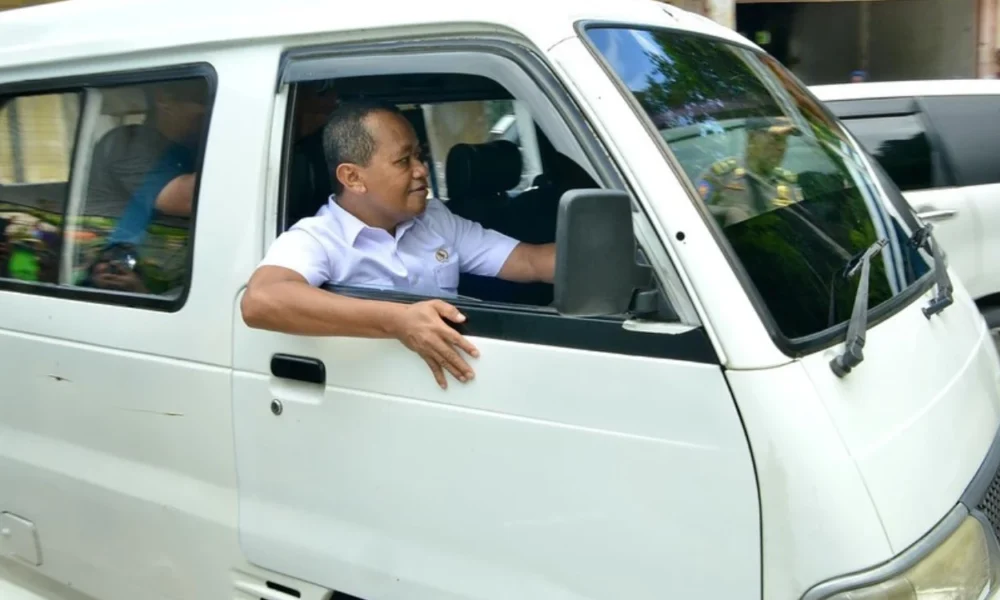 Menteri bahlil nostalgia, rasakan serunya narik angkot lagi di fakfak