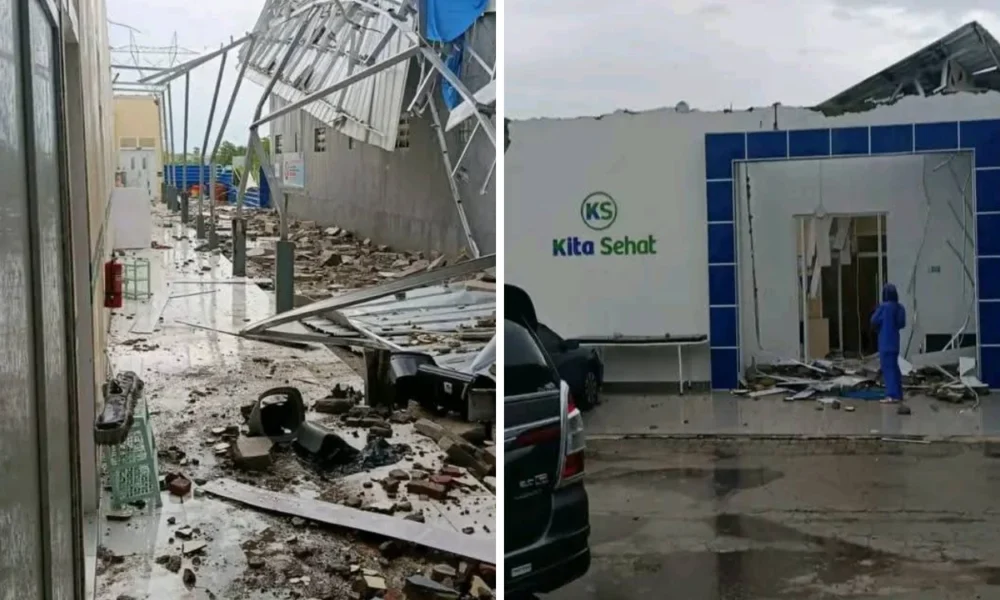 Momen evakuasi pasien saat atap klinik di cirebon ambruk diterjang angin puting beliung
