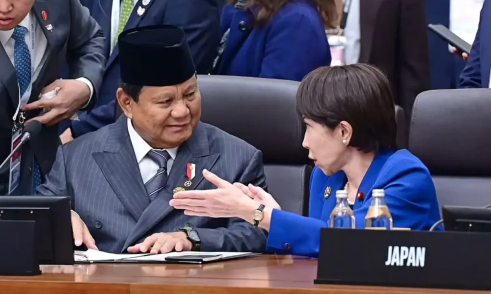 Momen pm jepang hampiri dan sapa prabowo di ktt apec 2025