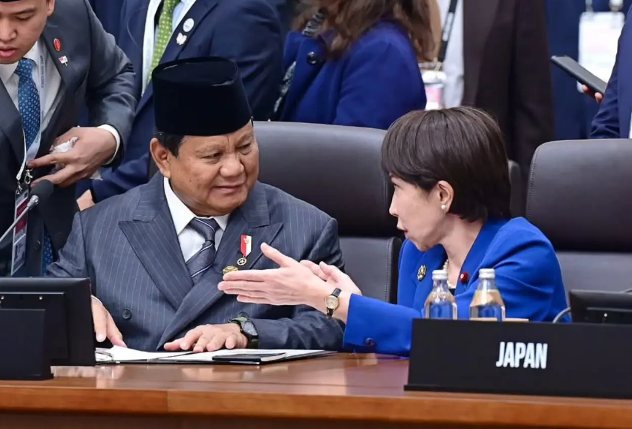 Momen pm jepang hampiri dan sapa prabowo di ktt apec 2025