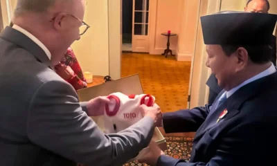 Momen prabowo beri hadiah untuk anjing kesayangan pm australia