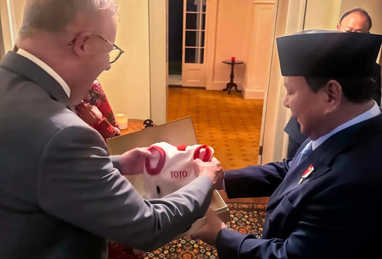 Momen prabowo beri hadiah untuk anjing kesayangan pm australia