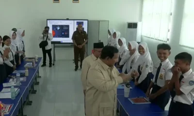 Momen prabowo tantang siswa smpn 4 bekasi boxing saat peluncuran smartboard