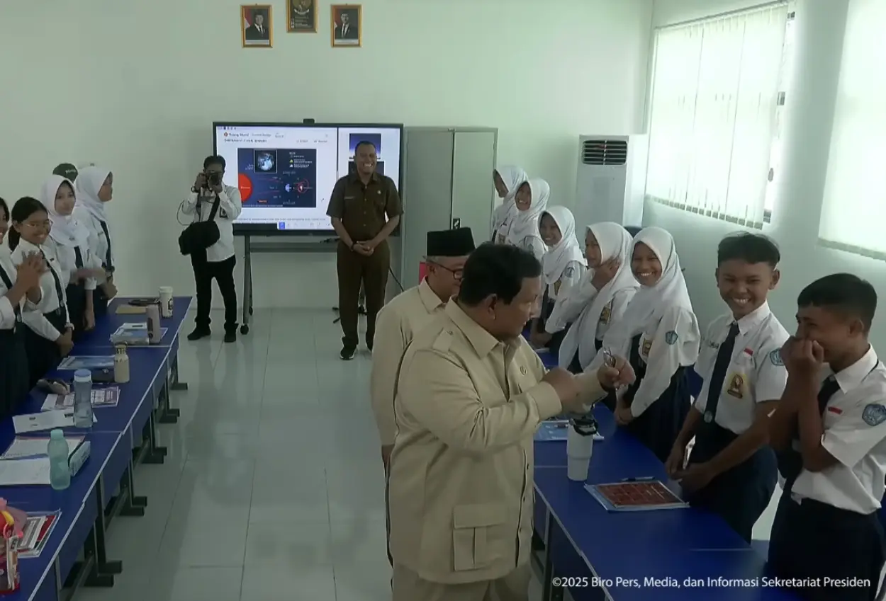 Momen prabowo tantang siswa smpn 4 bekasi boxing saat peluncuran smartboard