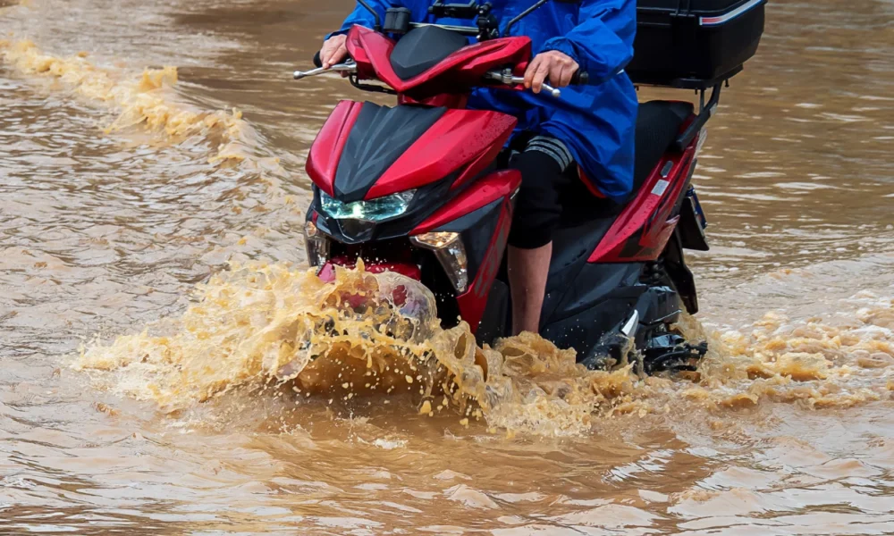 Motor tiba tiba mati saat terabas genangan air hujan ini penyebab dan cara mengatasinya