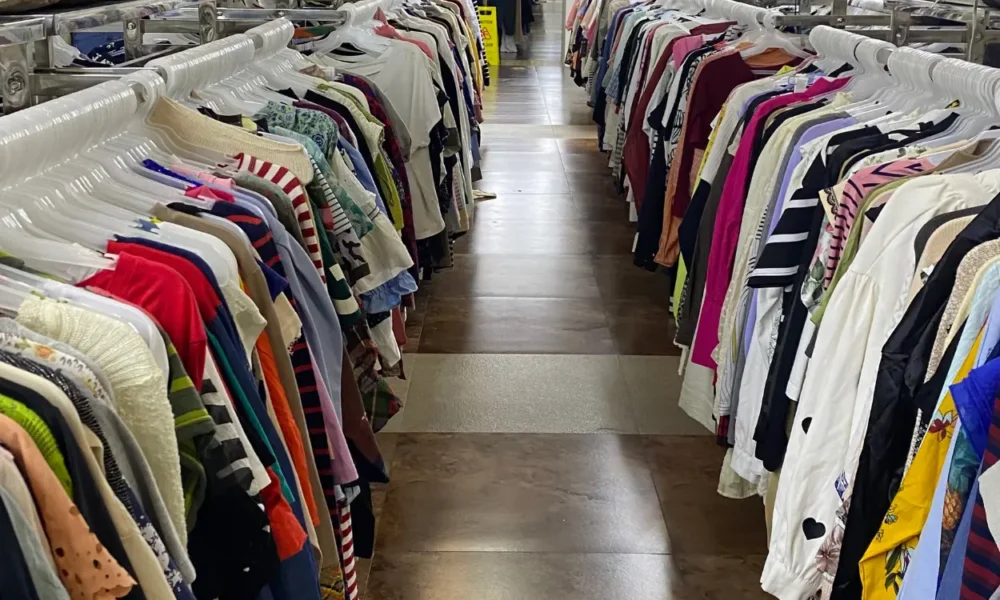 Pedagang thrifting ngaku dipungut biaya rp550 juta per kontainer untuk disetor ke oknum