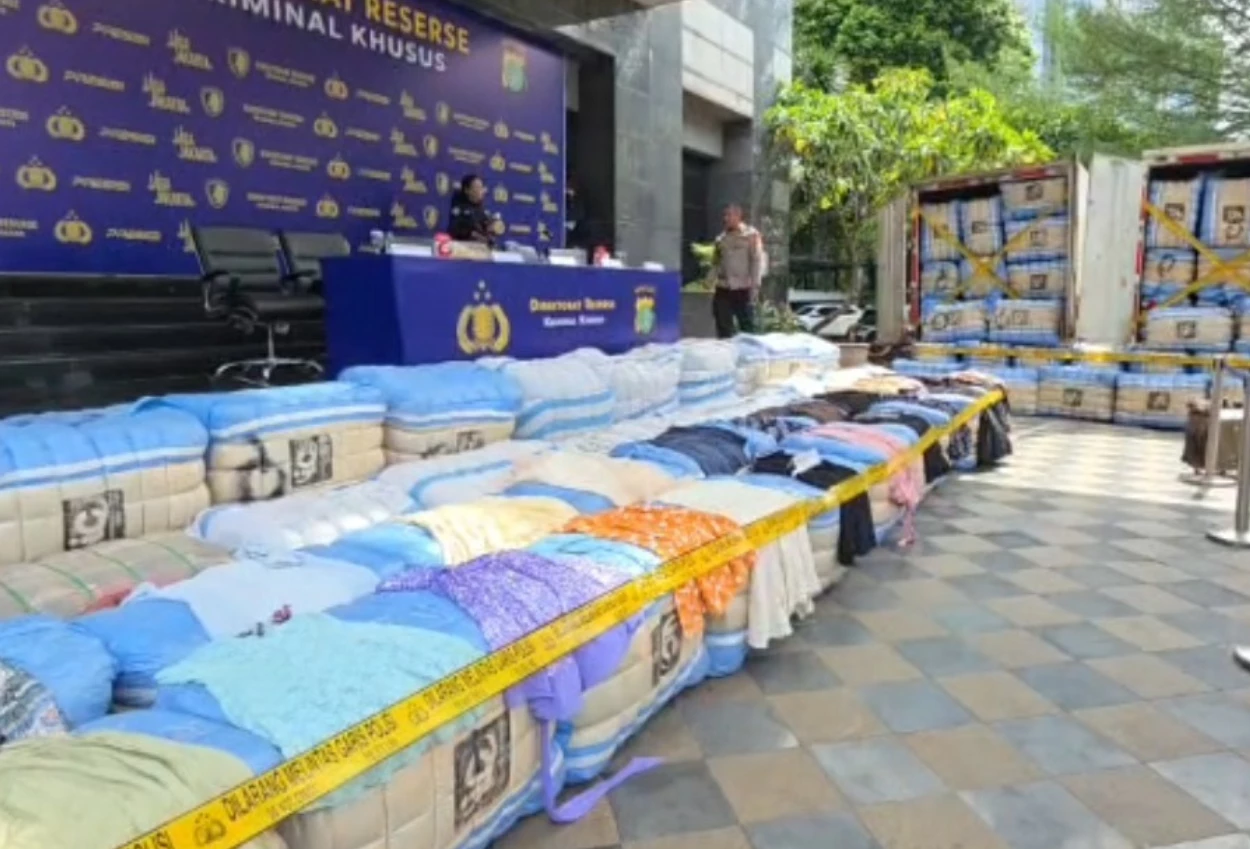 Polisi ungkap praktik penyelundupan pakaian bekas ilegal dari 3 negara, 439 balpres disita