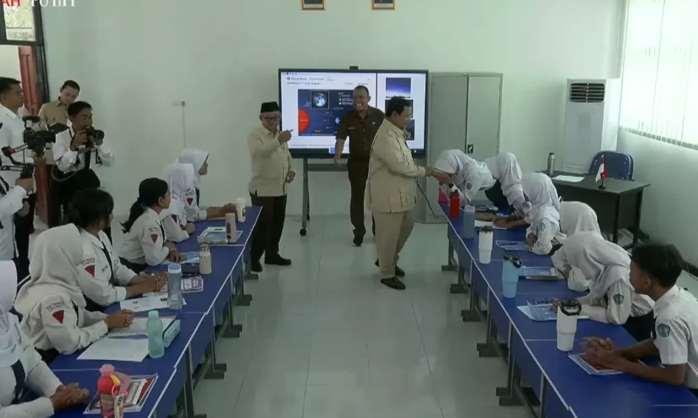 Prabowo luncurkan 288 ribu smartboard untuk seluruh sekolah di indonesia