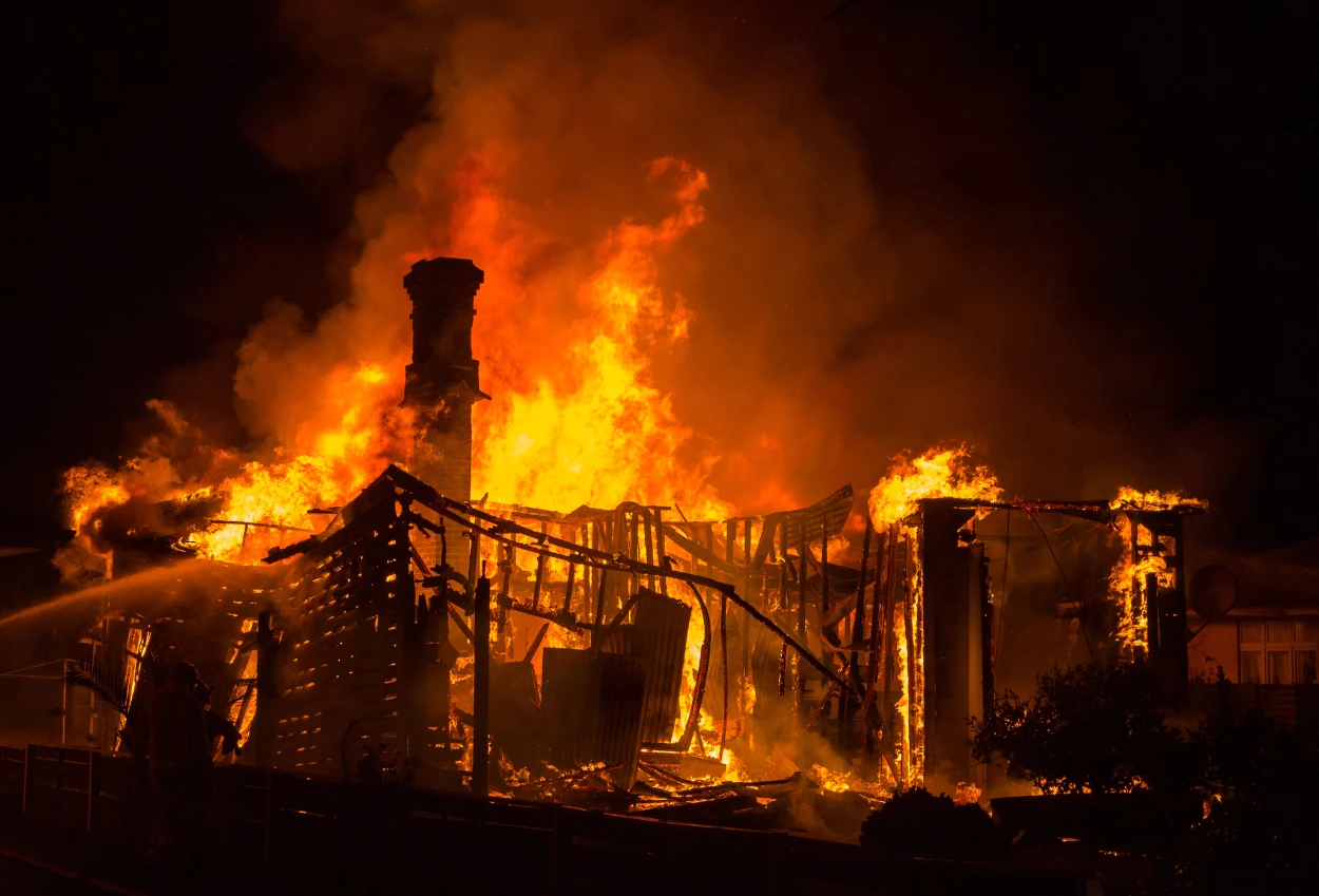 Puluhan rumah di palmerah terbakar akibat kabel sutet putus, 350 warga diungsikan
