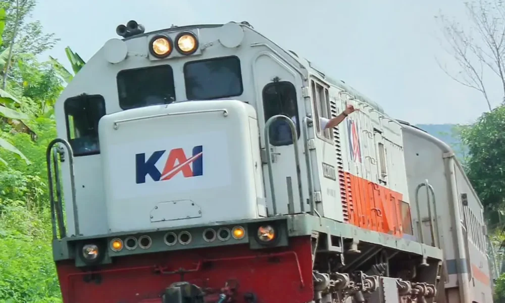 Seorang railfans lari dan berteriak mengejar masinis karena sambungan kereta putus