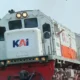 Seorang railfans lari dan berteriak mengejar masinis karena sambungan kereta putus
