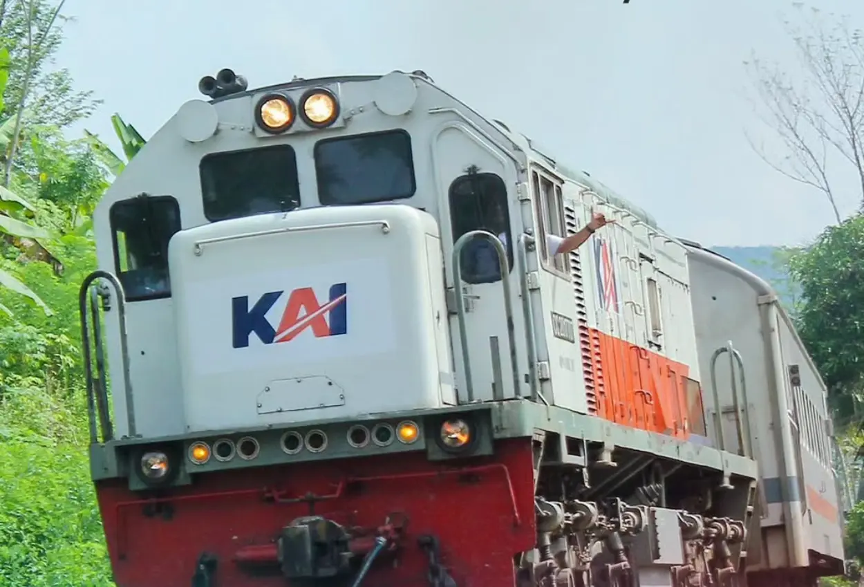 Seorang railfans lari dan berteriak mengejar masinis karena sambungan kereta putus