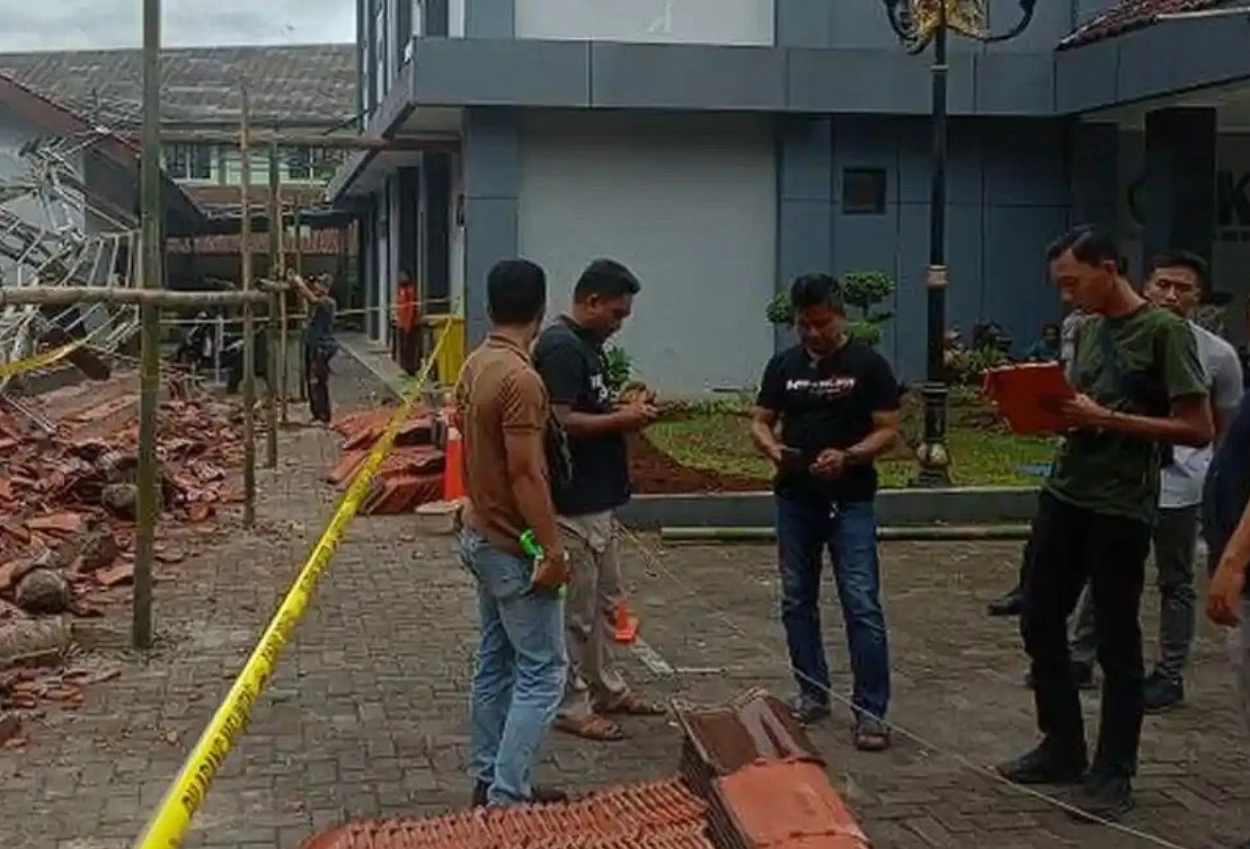 Tak ada angin dan hujan, atap gazebo universitas siliwangi tiba tiba ambruk akibatkan 18 orang luka