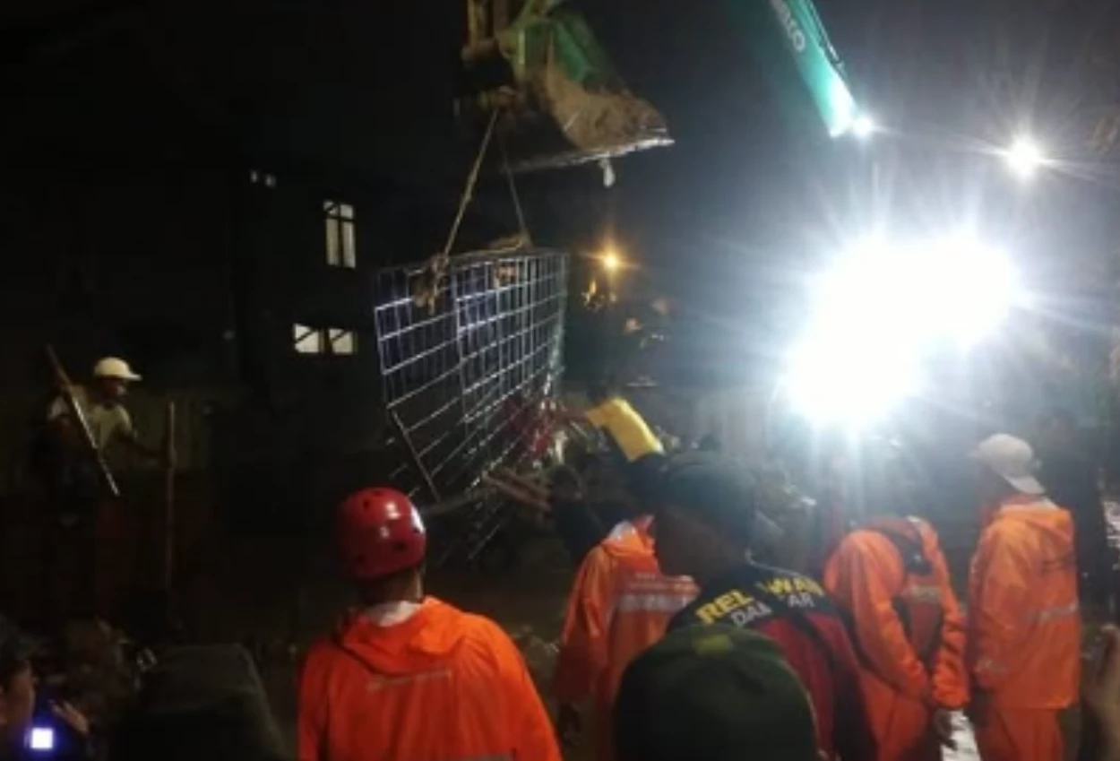 Tanggul di pondok kacang prima jebol! permukiman warga terendam banjir