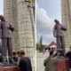 Tertimpa tenda, kepala patung soekarno di indramayu miring