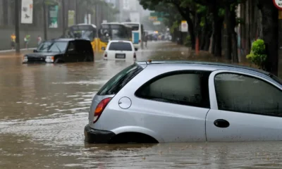 Tips mengendarai mobil agar tak terkecoh dengan genangan air pasca hujan