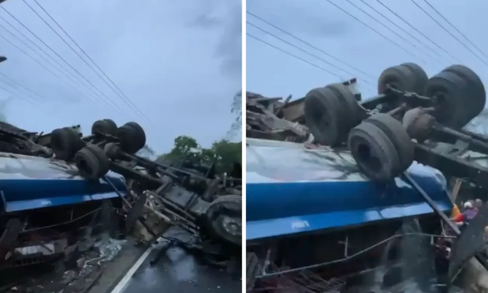 Truk tangki solar di kalijambeterguling, lalu lintas sekitar ditutup