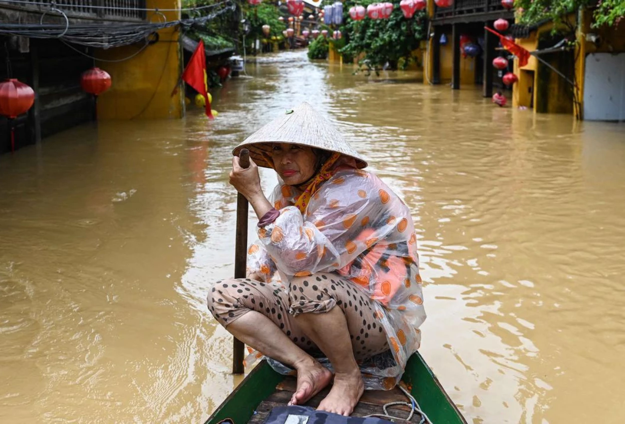 Vietnam dilanda banjir besar, 90 orang tewas dan 12 lainnya hilang