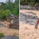 Warga tapanuli selatan terpaksa sebrangi sungai dengan kabel listrik imbas jembatan putus