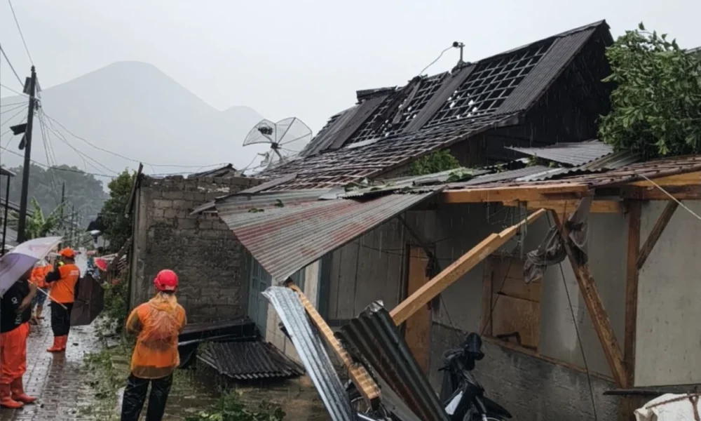 23 rumah di wonosobo roboh diterjang puting beliung, warga panik berhamburan