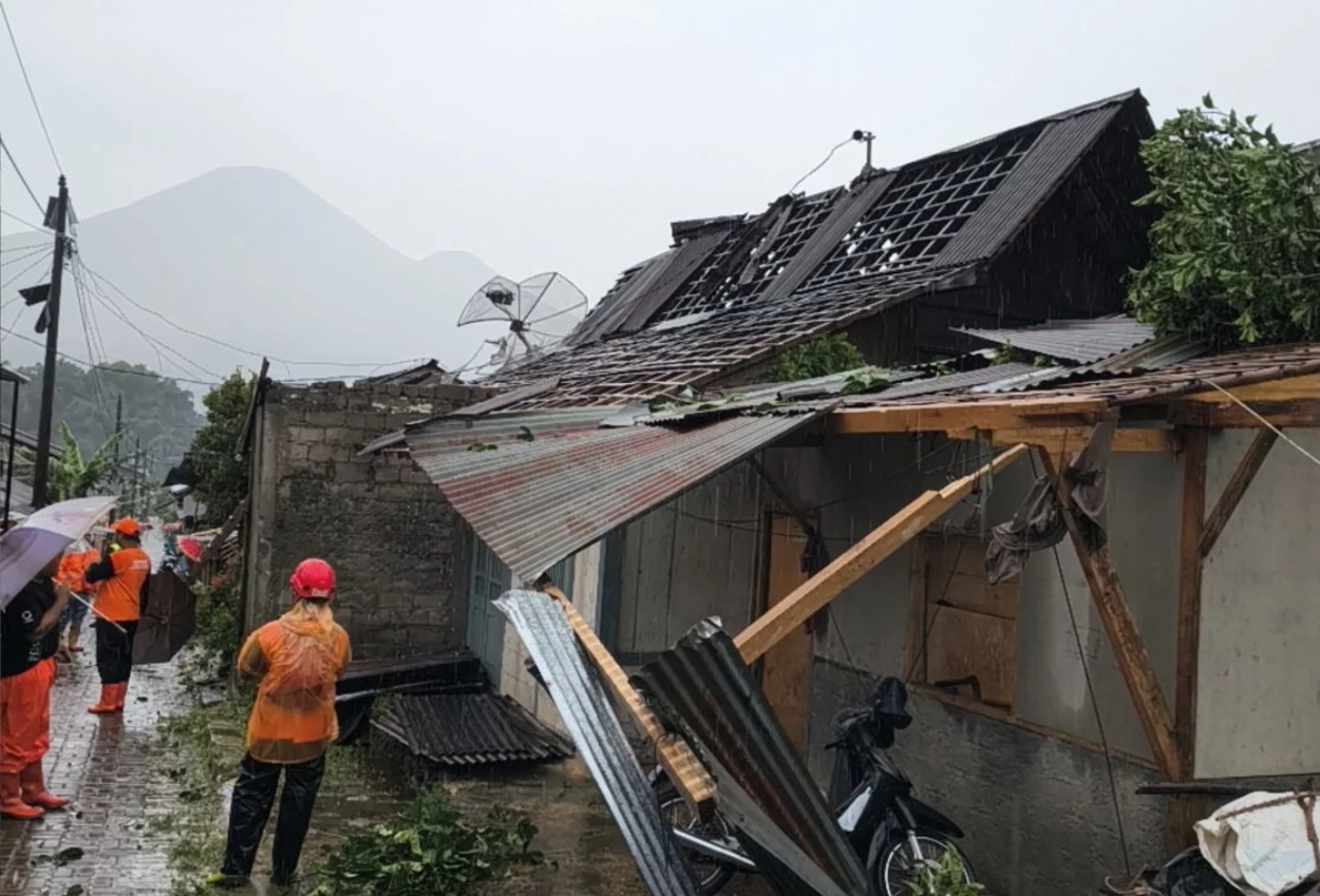 23 rumah di wonosobo roboh diterjang puting beliung, warga panik berhamburan
