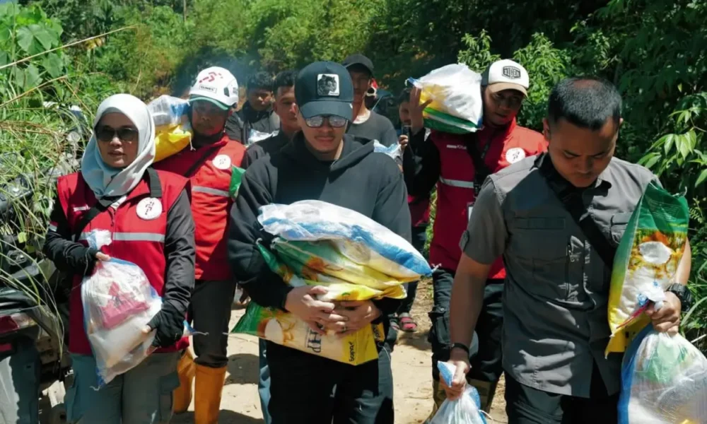Atta halilintar terjun langsung ke titik titik bencana di sumatra salurkan bantuan
