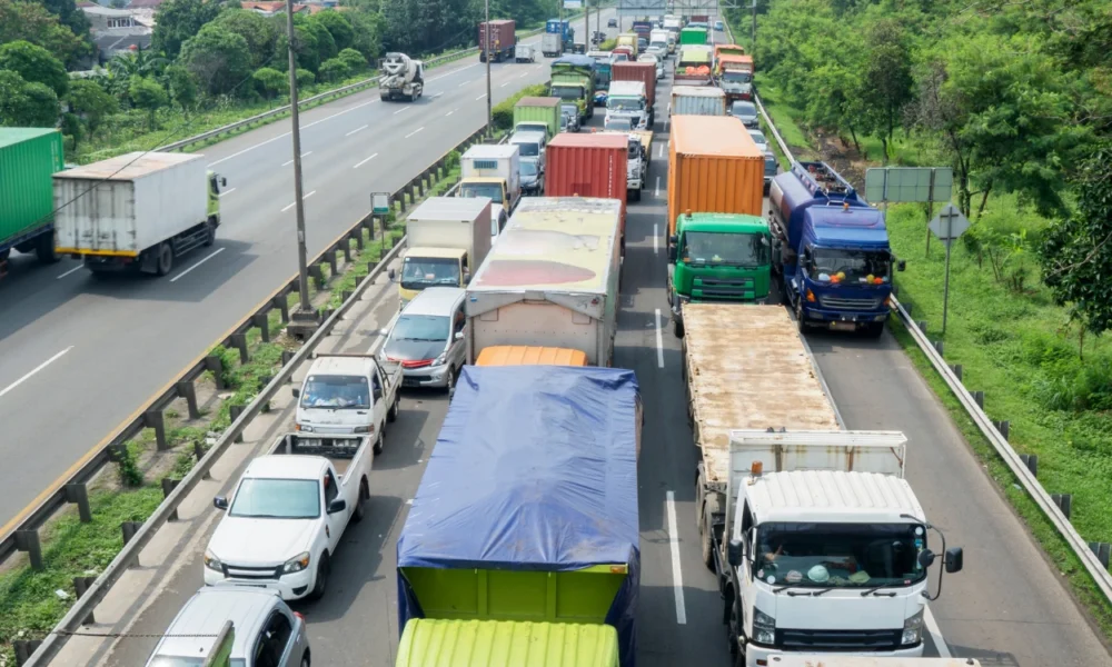 Awas kejebak macet! intip prediksi puncak arus mudik dan balik nataru 20252026