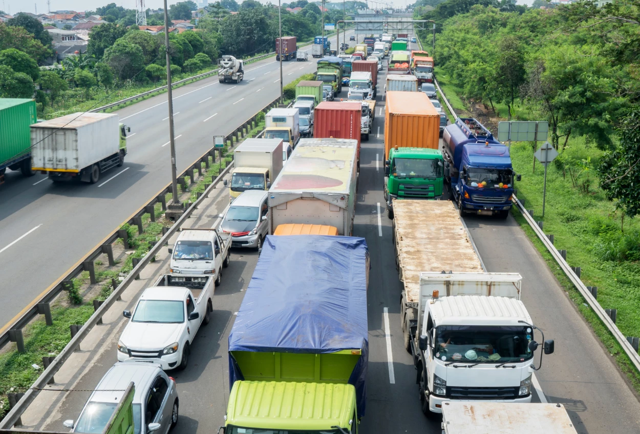 Awas kejebak macet! intip prediksi puncak arus mudik dan balik nataru 20252026