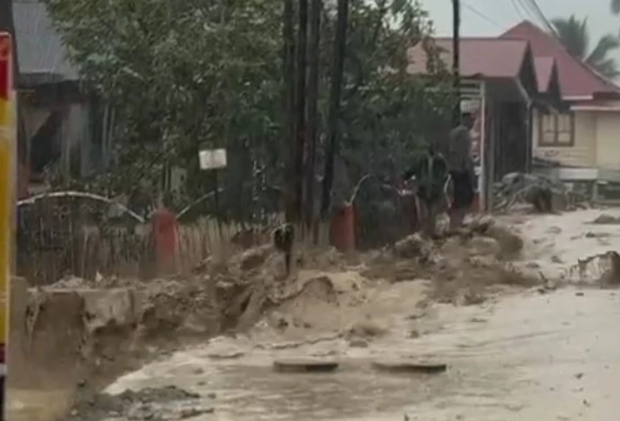 Banjir bandang kembali terjang agam sumbar! bawa material lumpur, batu, dan kayu