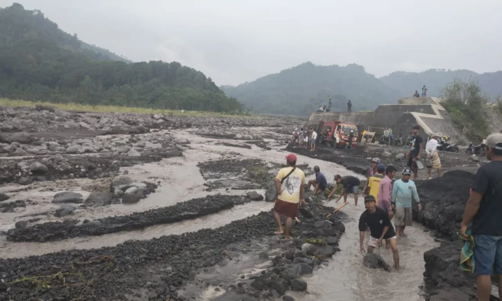Banjir lahar gunung semeru rusak 19 rumah dan masjid