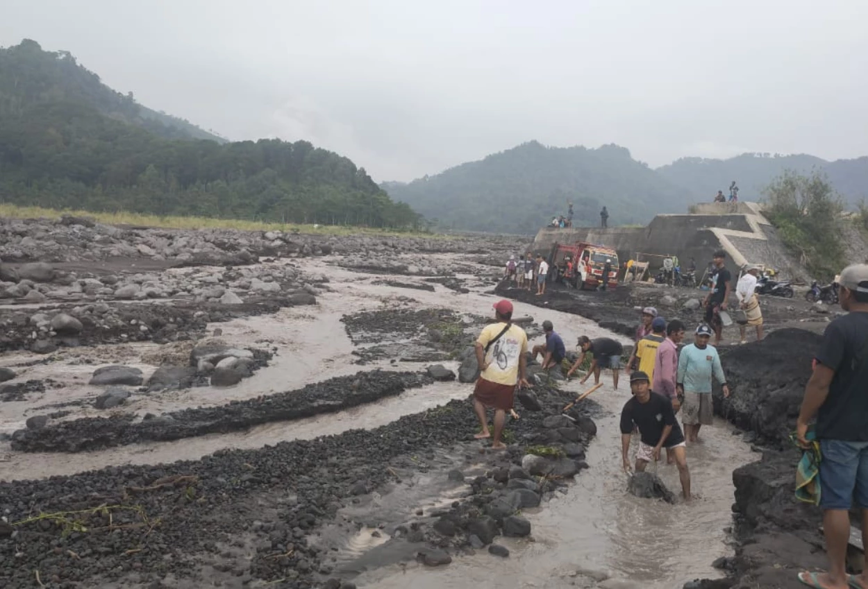 Banjir lahar gunung semeru rusak 19 rumah dan masjid