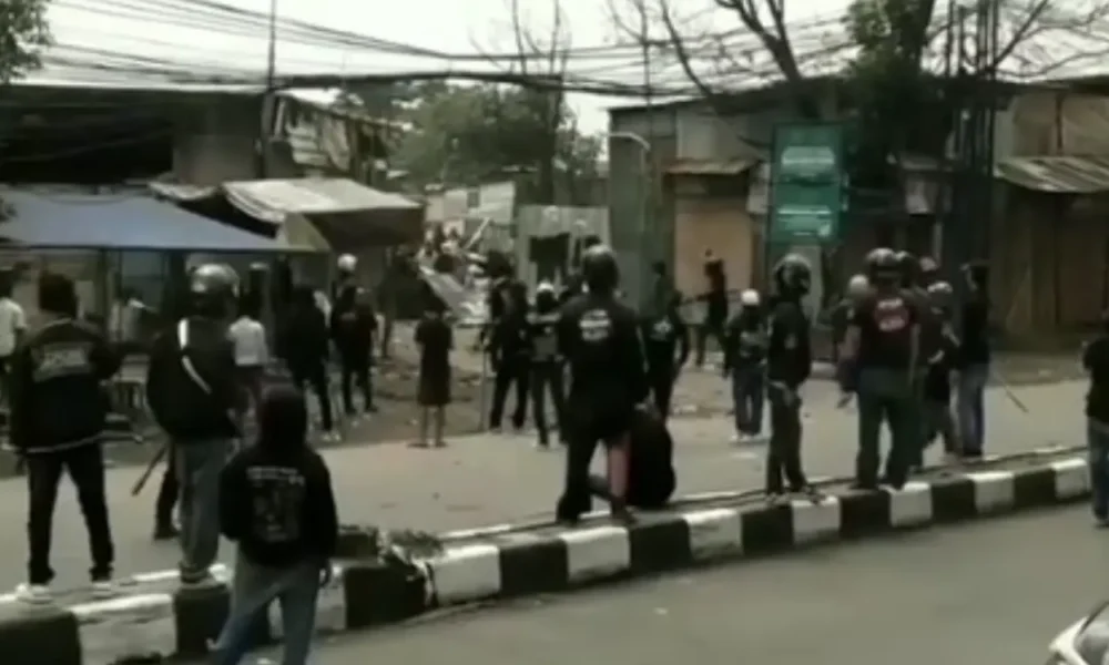 Bentrokan dua kelompok massa di sukahaji bandung