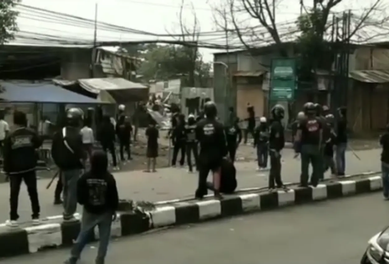 Bentrokan dua kelompok massa di sukahaji bandung