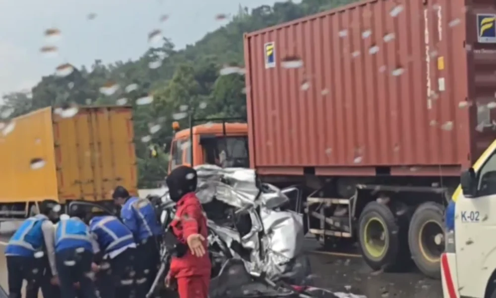 Breaking news! kecelakaan beruntun 9 mobil di tol cipularang, 1 orang tewas, 5 luka luka