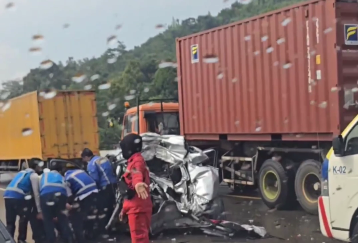Breaking news! kecelakaan beruntun 9 mobil di tol cipularang, 1 orang tewas, 5 luka luka